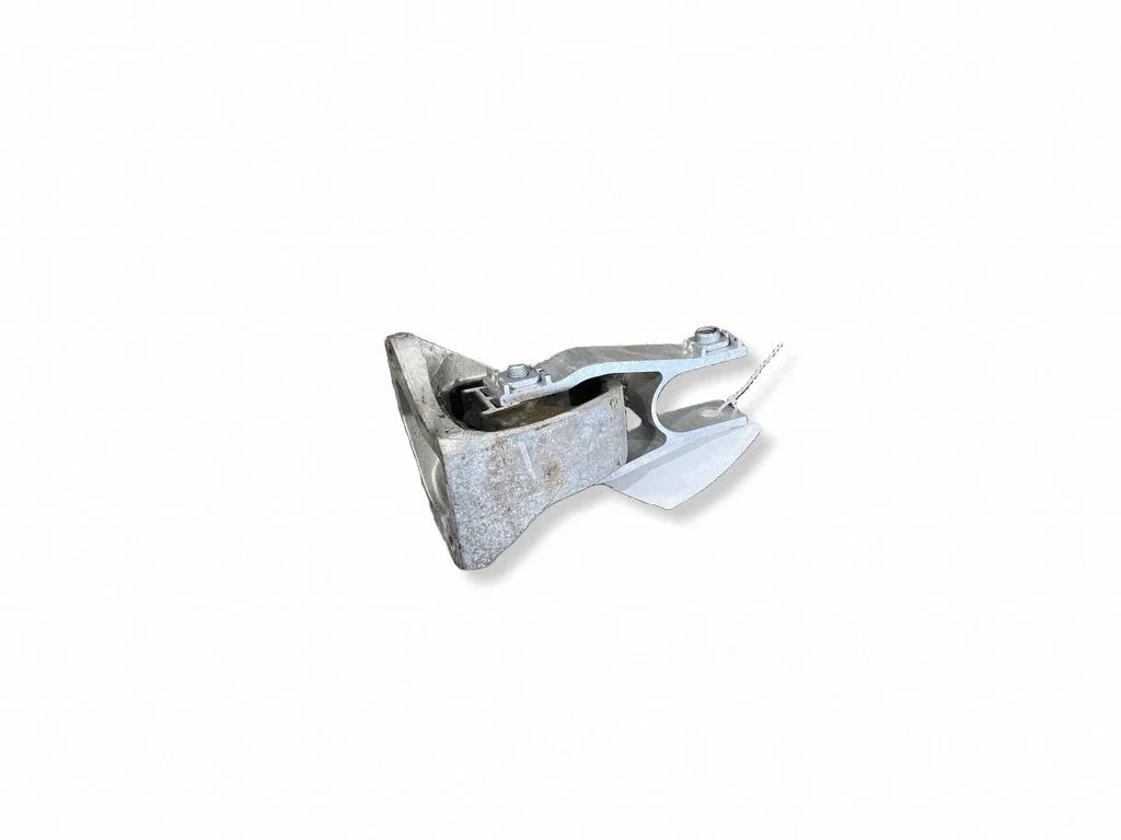 Engine mount bracket 31339951