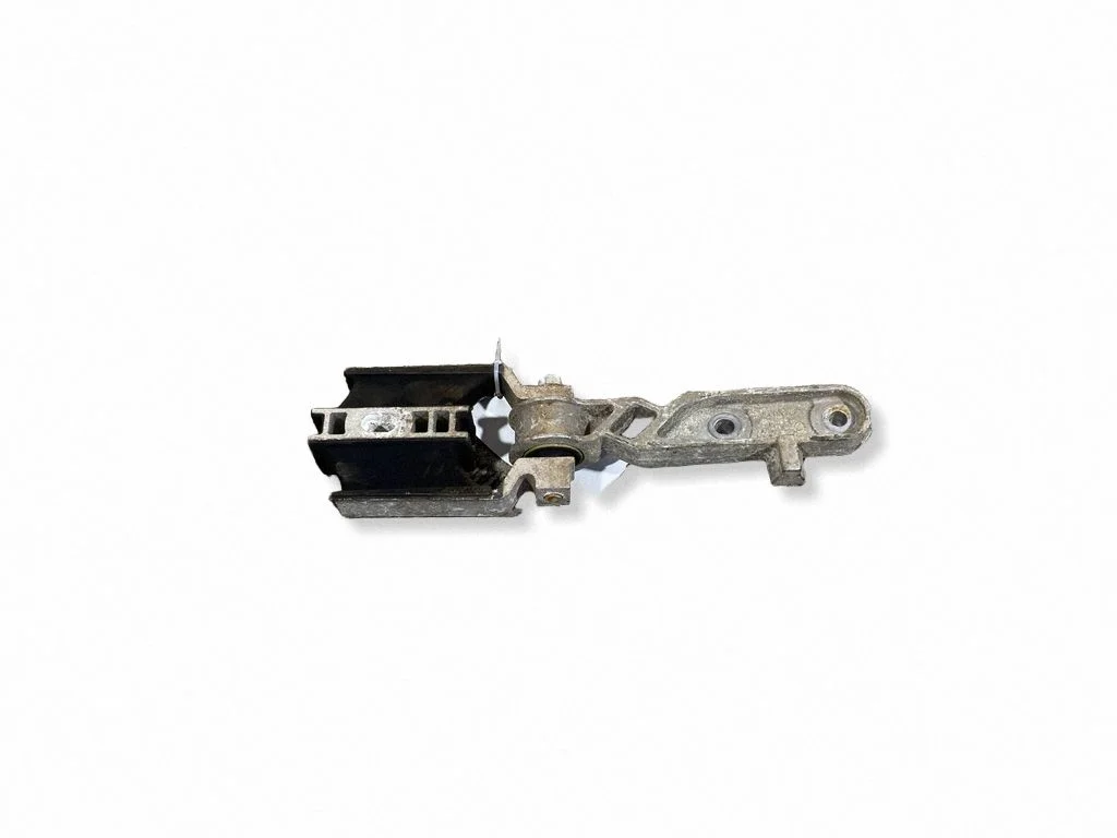 Engine mount bracket 31339956