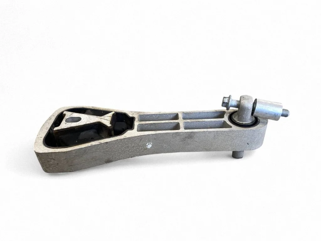 Engine mount bracket 31330591