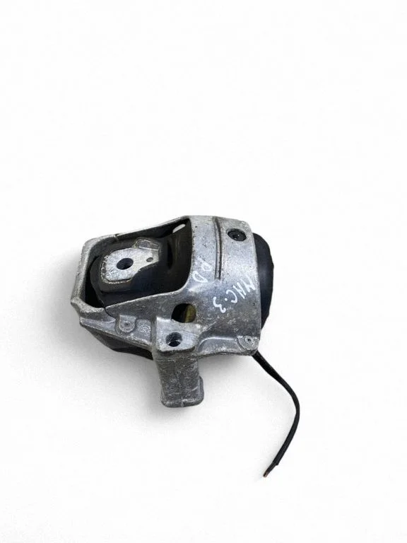 Engine mount bracket 8R0199381
