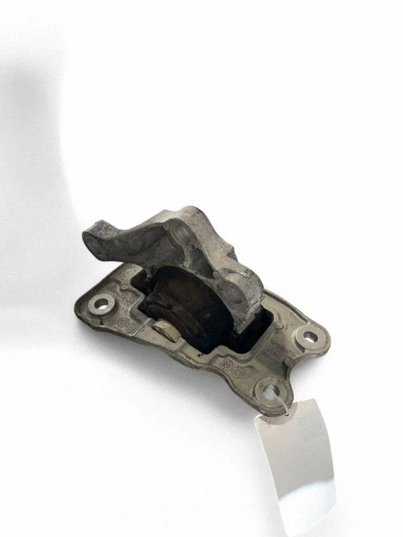 Engine mount bracket 31480549
