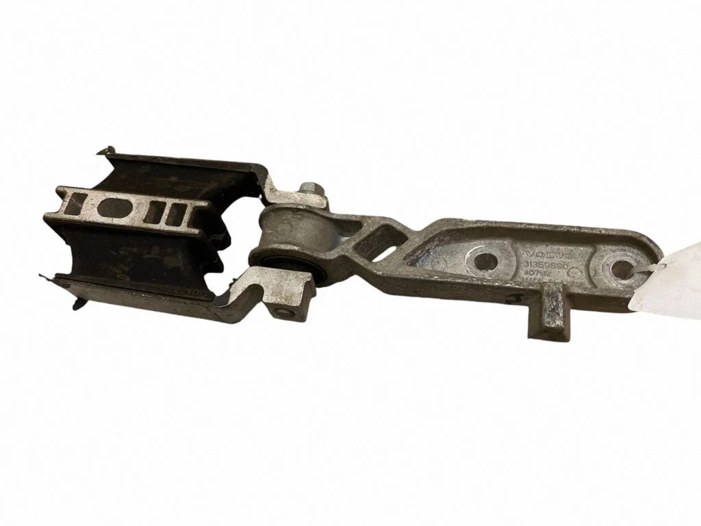Engine mount bracket 31330594