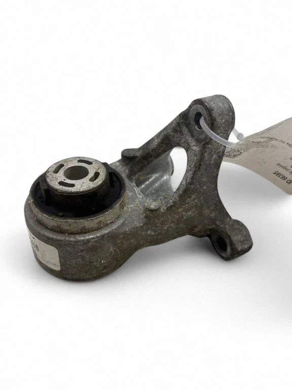 Engine mount bracket