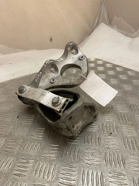 Engine mount bracket 31339953