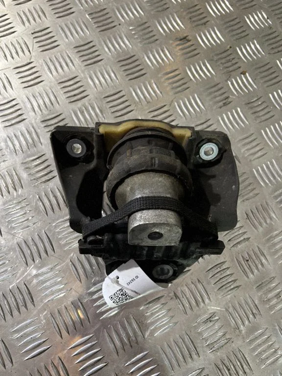 Engine mount bracket 31686885