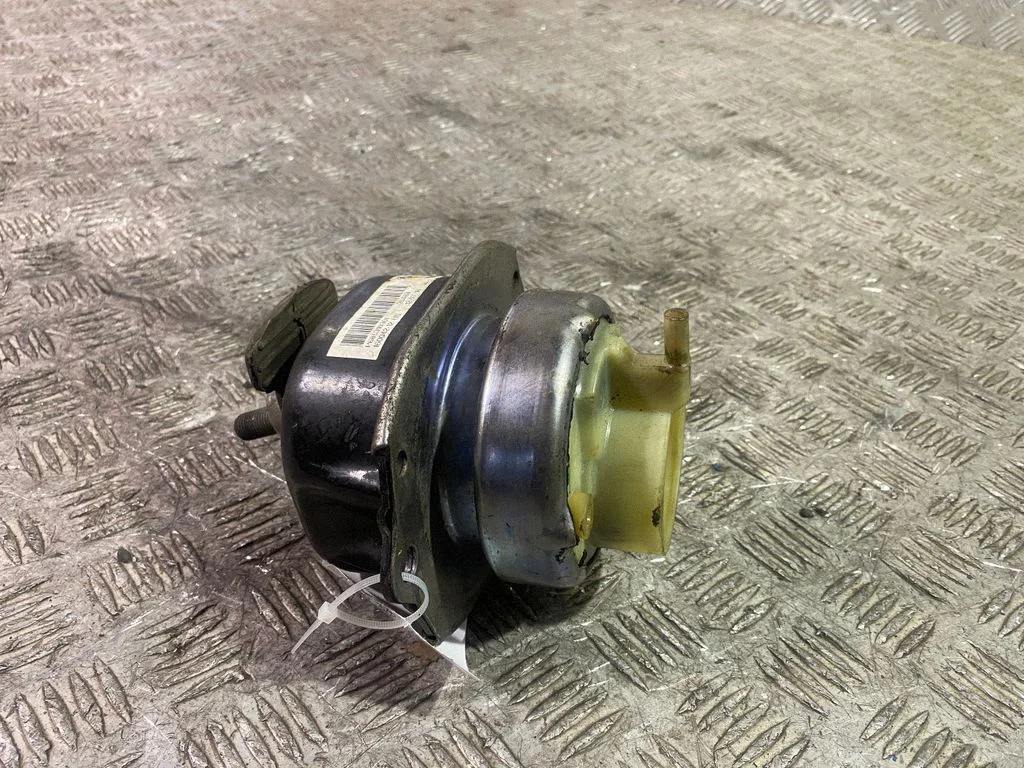 Engine mount bracket 6853103