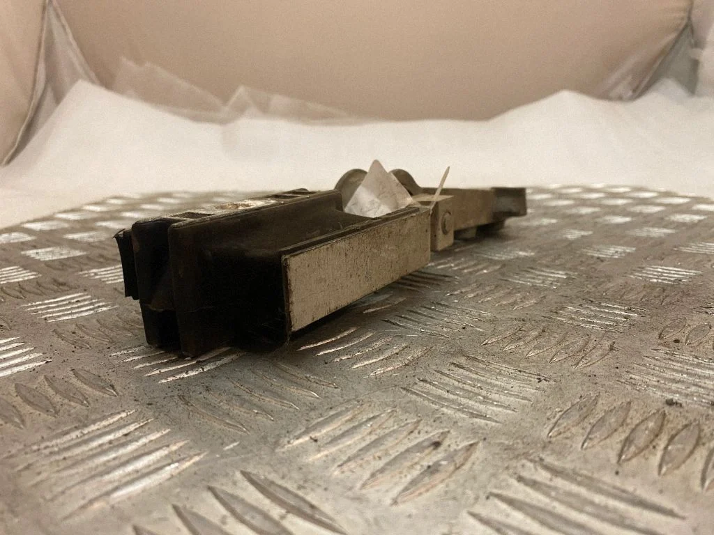 Engine mount bracket 31359890