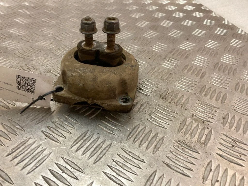 Engine mount bracket