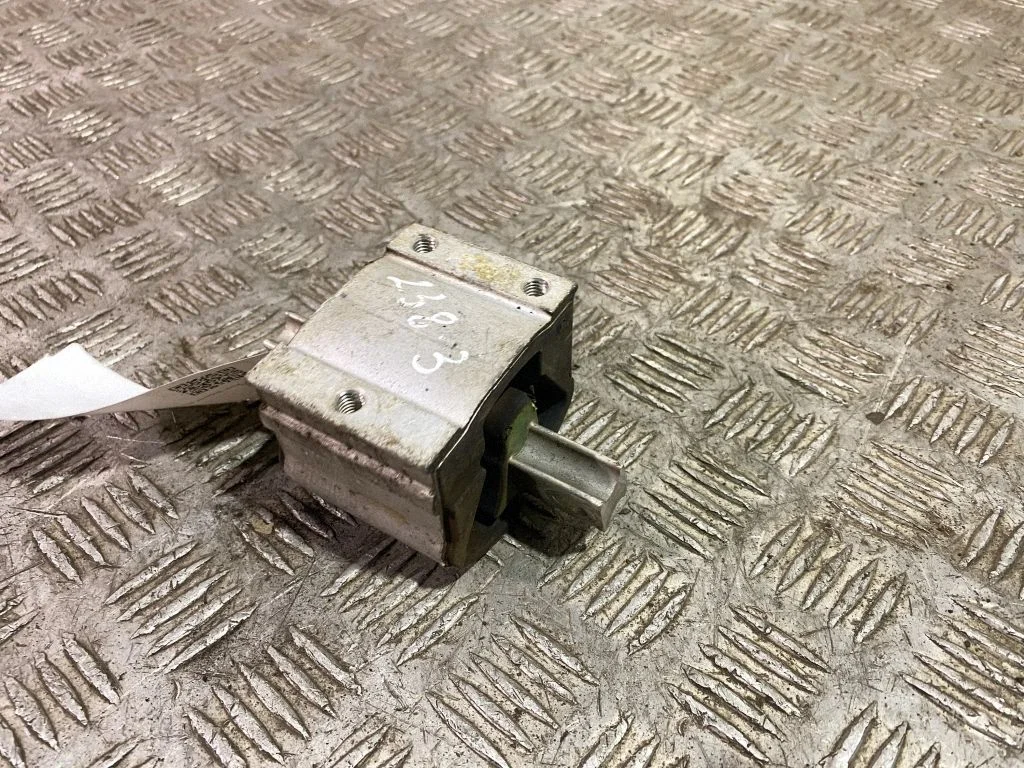 Engine mount bracket A2052405300