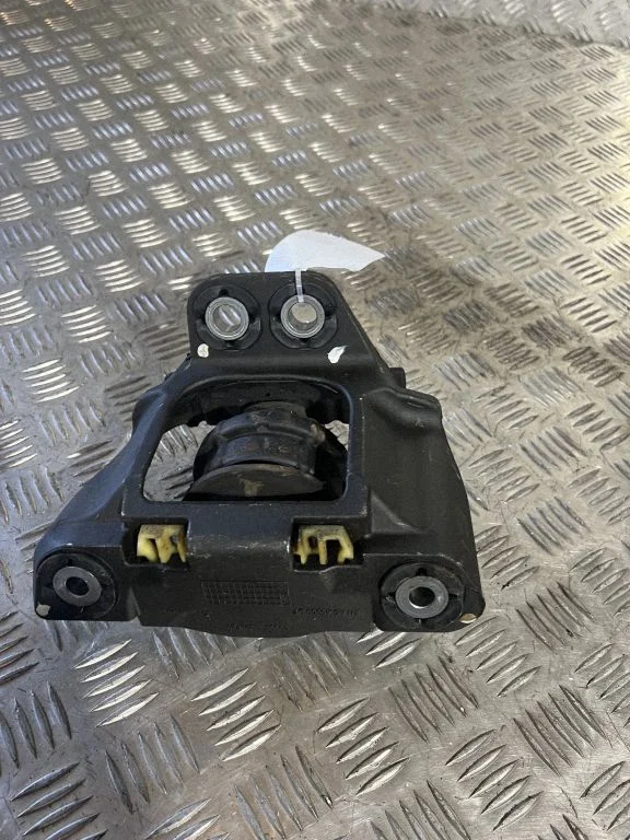 Engine mount bracket 32137496
