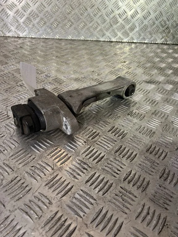 Engine mount bracket 21057D9000