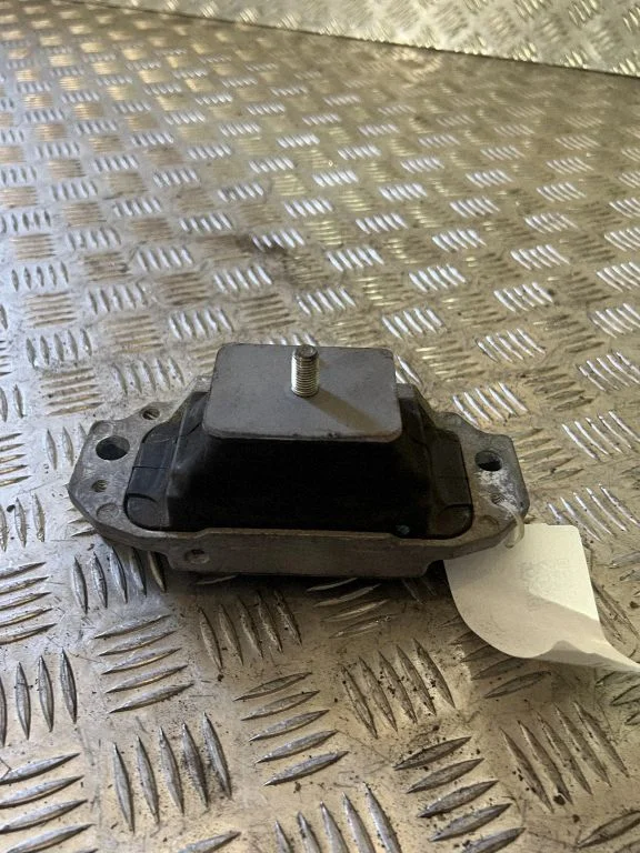 Engine mount bracket