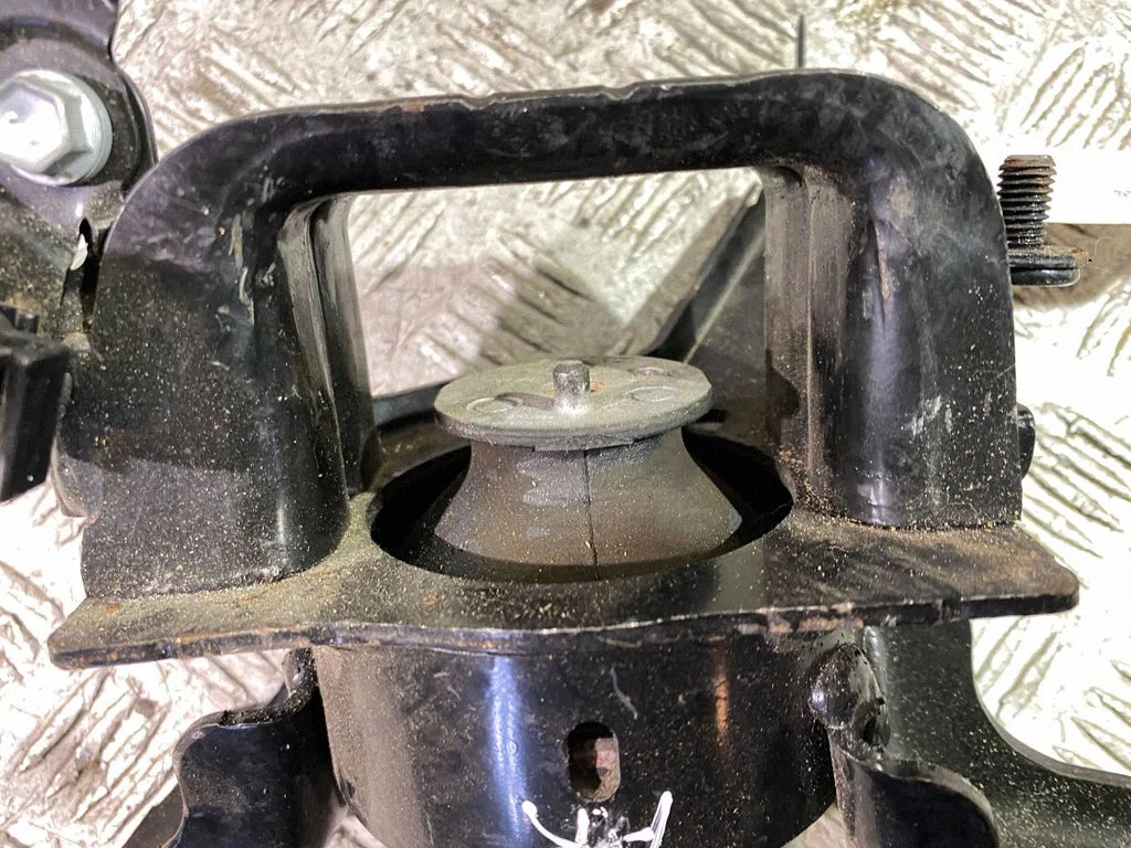 Engine mount bracket