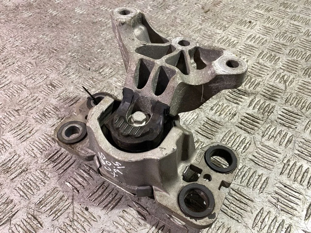 Engine mount bracket 31401307