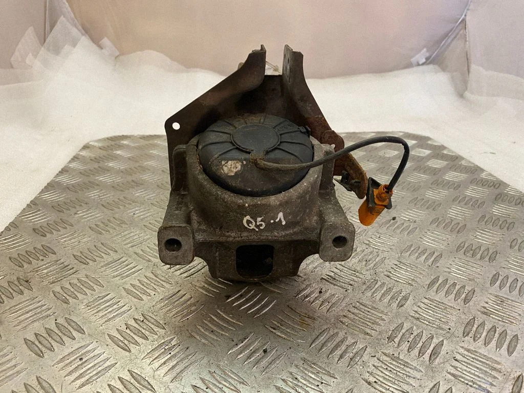 Engine mount bracket 8R0199381