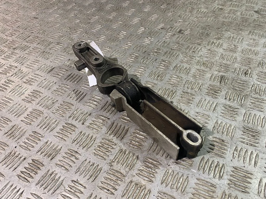 Engine mount bracket 31430442