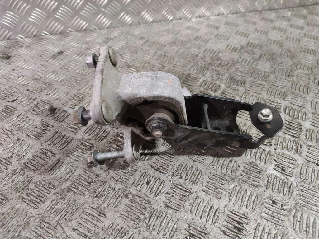 Engine mount bracket