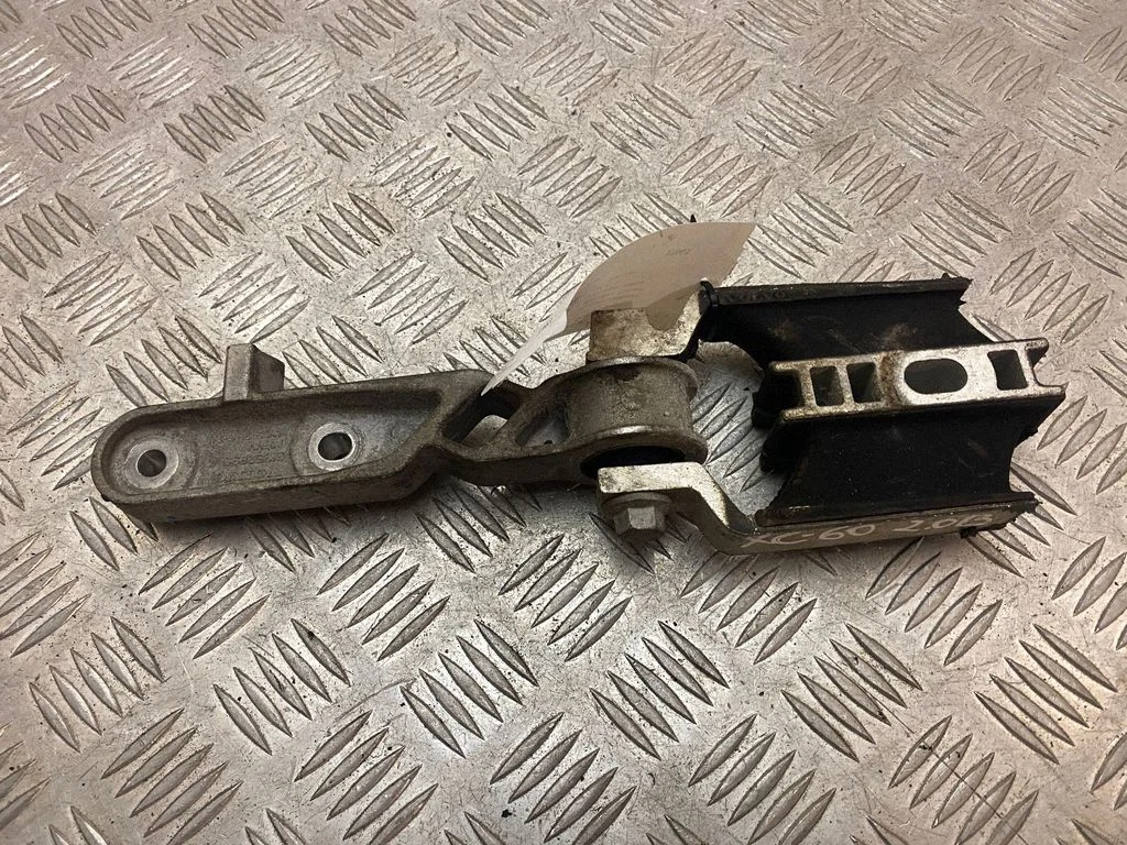 Engine mount bracket 31359890