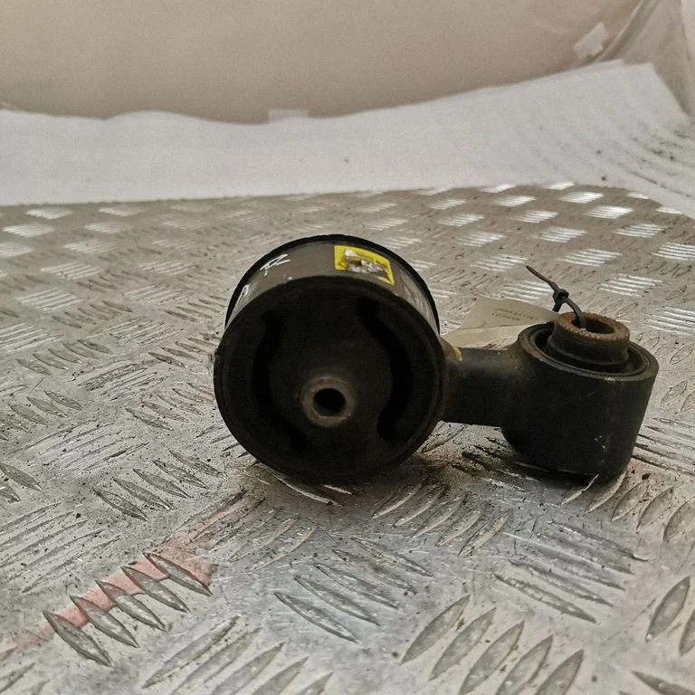 Engine mount bracket 21982S1000
