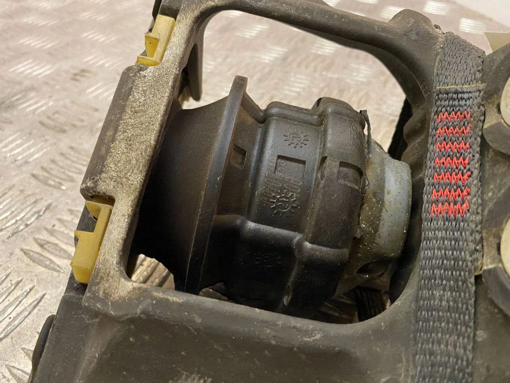 Engine mount bracket 31686885
