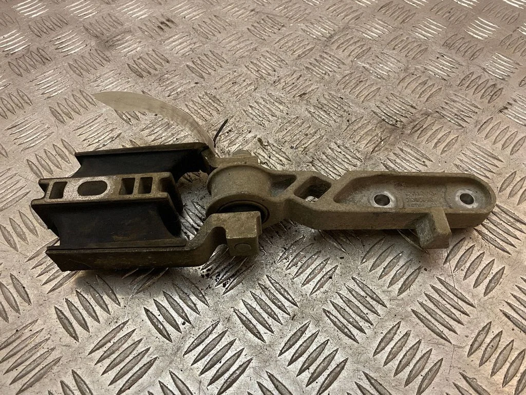 Engine mount bracket 31359890