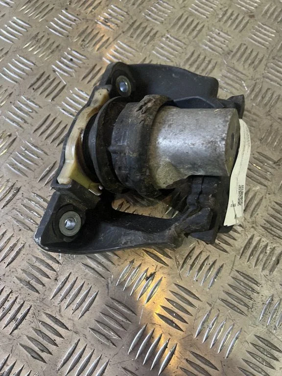 Engine mount bracket 32137496