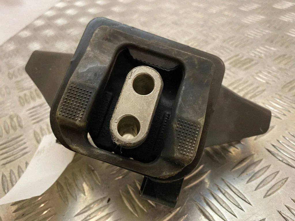 Dzinēja spilvens 21870K4000