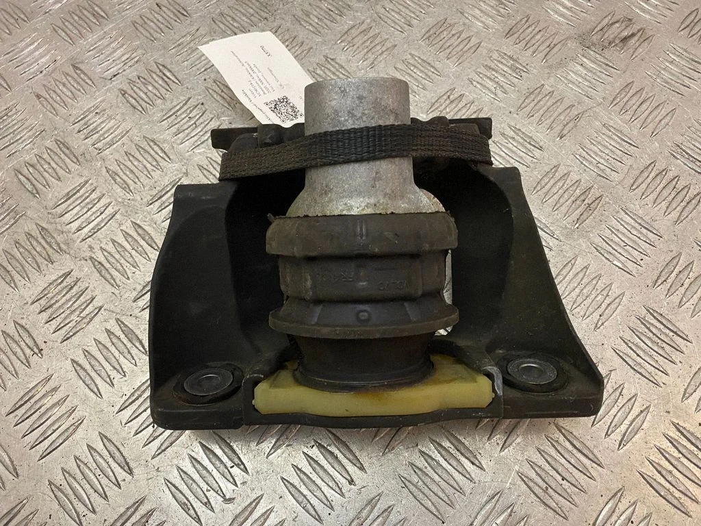 Engine mount bracket 31686885