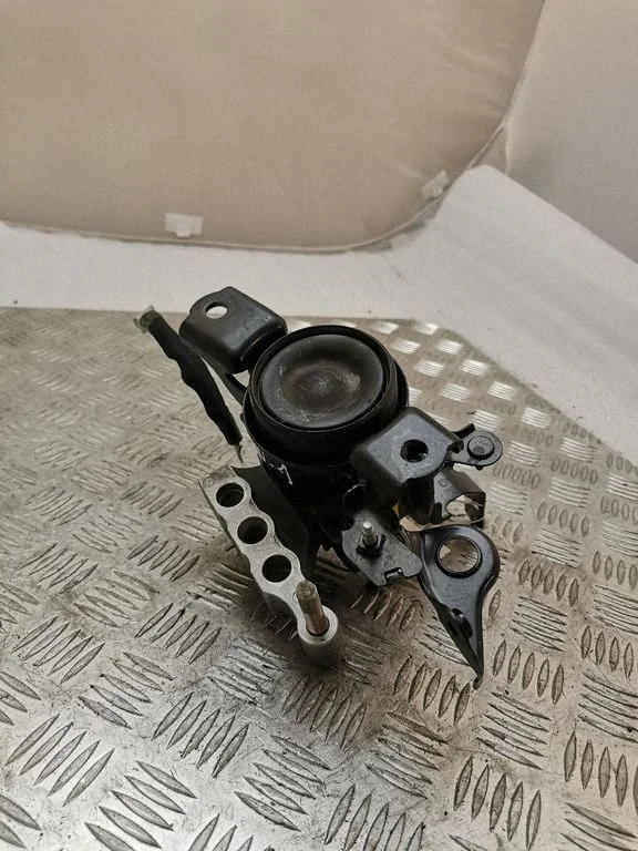 Engine mount bracket