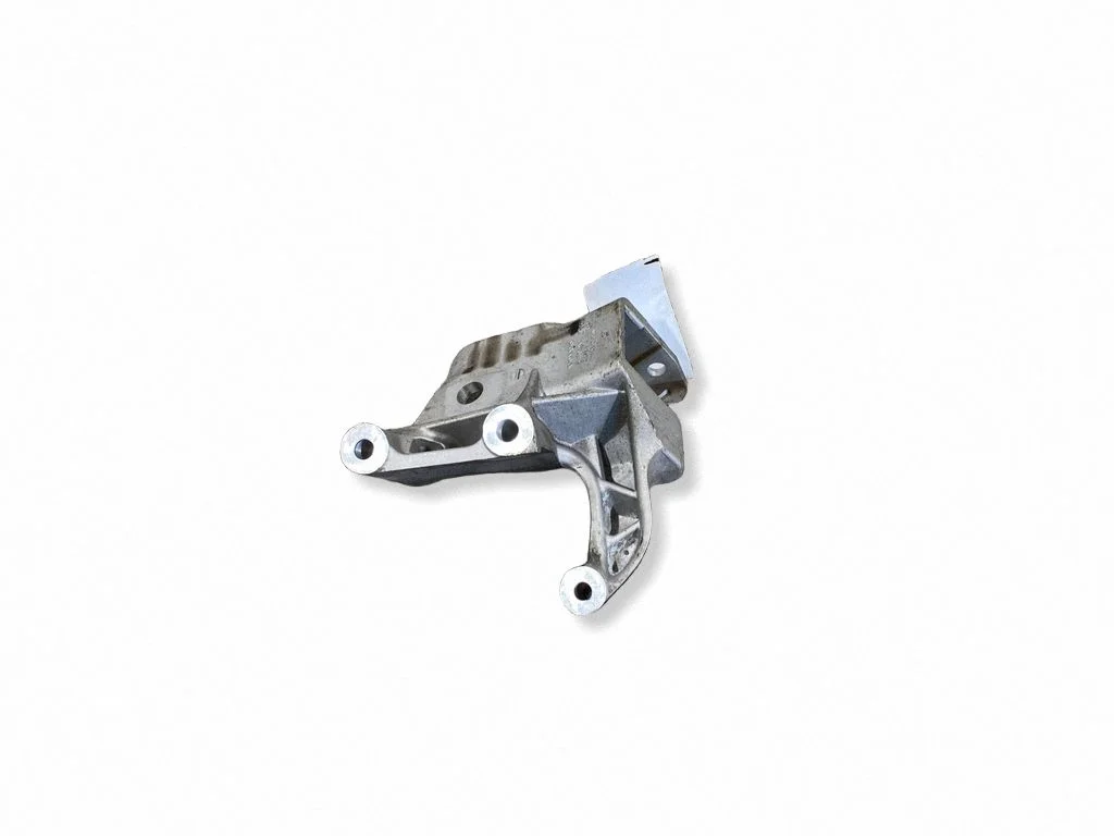 Engine mounting bracket 31430490