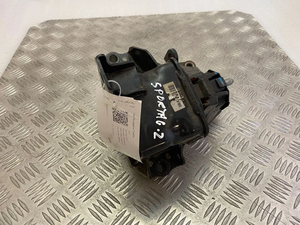 Engine mount bracket 21830F1800