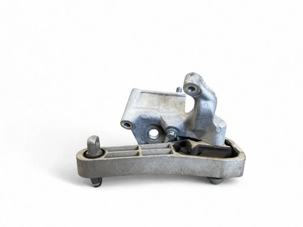 Engine mounting bracket 31430490