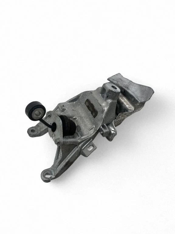 Mootori kinnituskronstein 4M0199308BQ