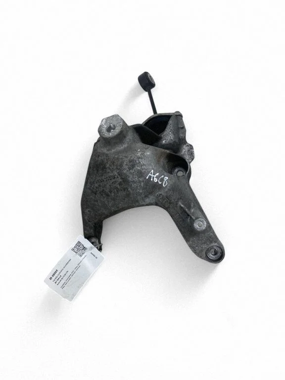 Mootori kinnituskronstein 4M0199307BQ