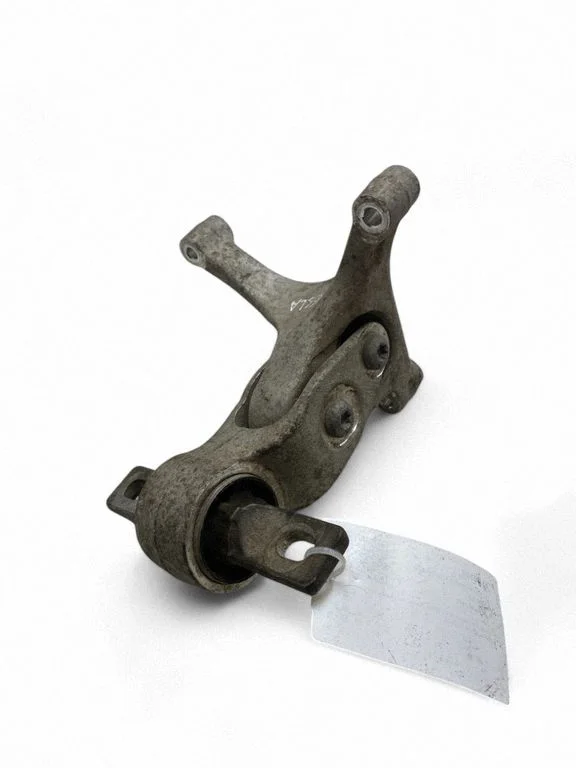 Engine mounting bracket