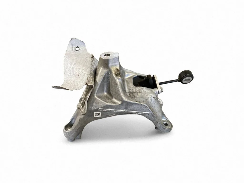 Mootori kinnituskronstein 4M0199308CE