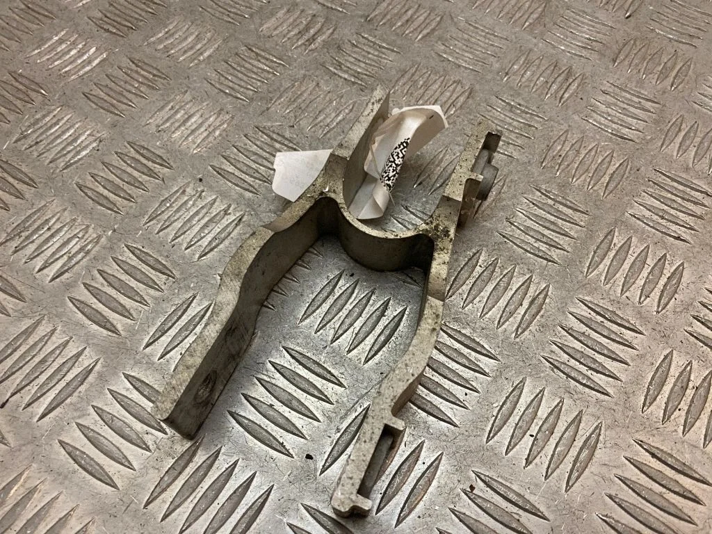 Engine mounting bracket 32139936