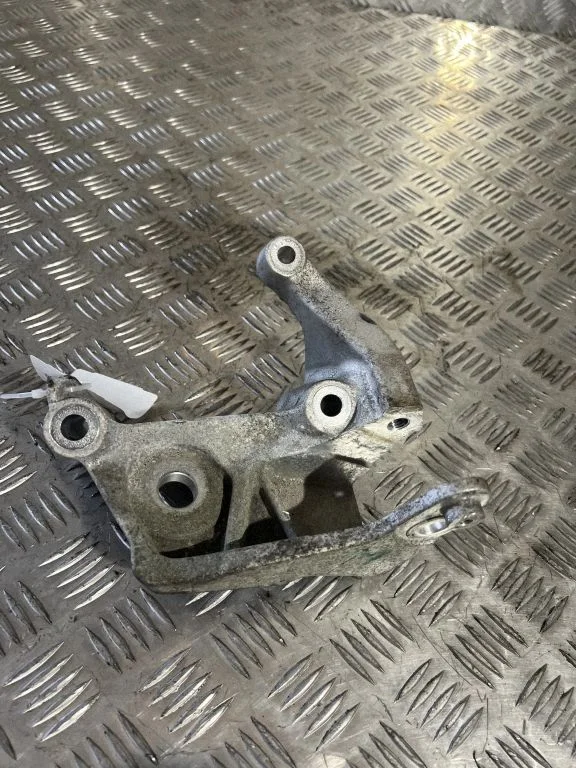 Engine mounting bracket 31480551
