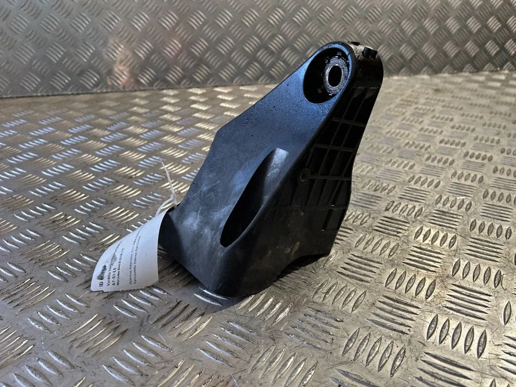 Engine mounting bracket A6542230100