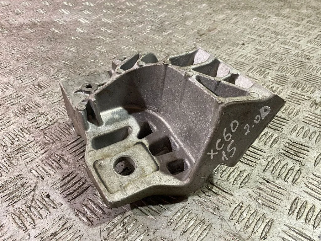 Engine mounting bracket 31401633