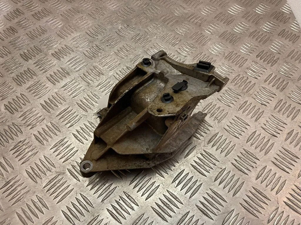 Engine mounting bracket A2762341439