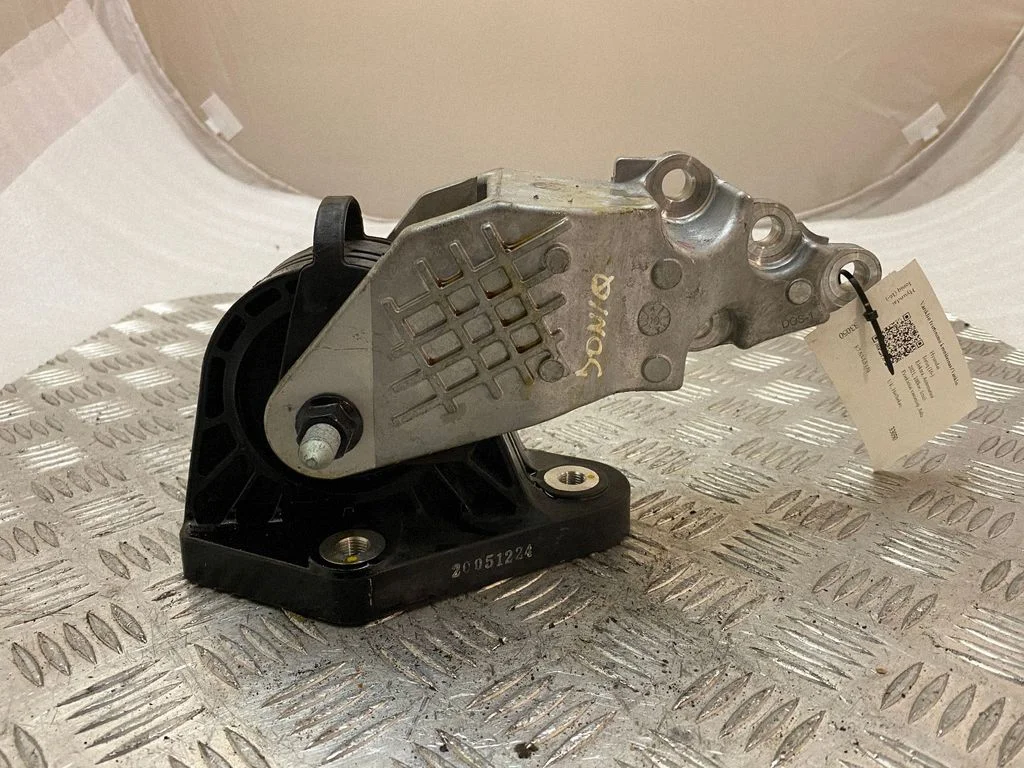 Engine mounting bracket 20051224