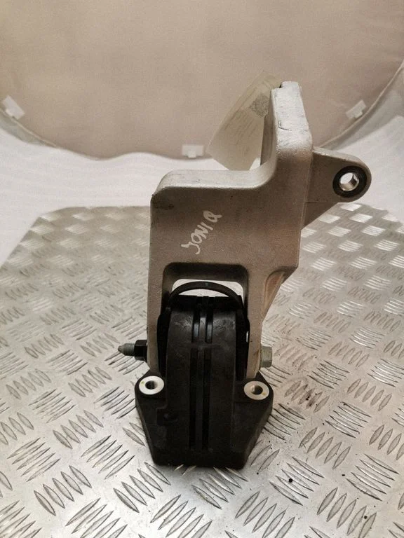 Engine mounting bracket 20051224