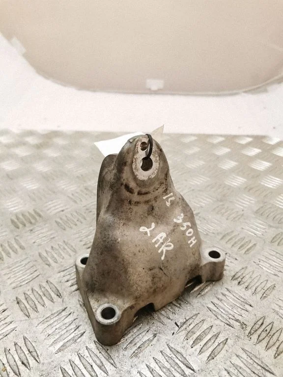 Engine mounting bracket