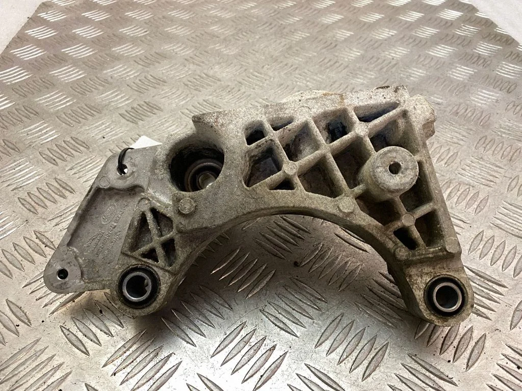 Engine mounting bracket J9D33D101AD