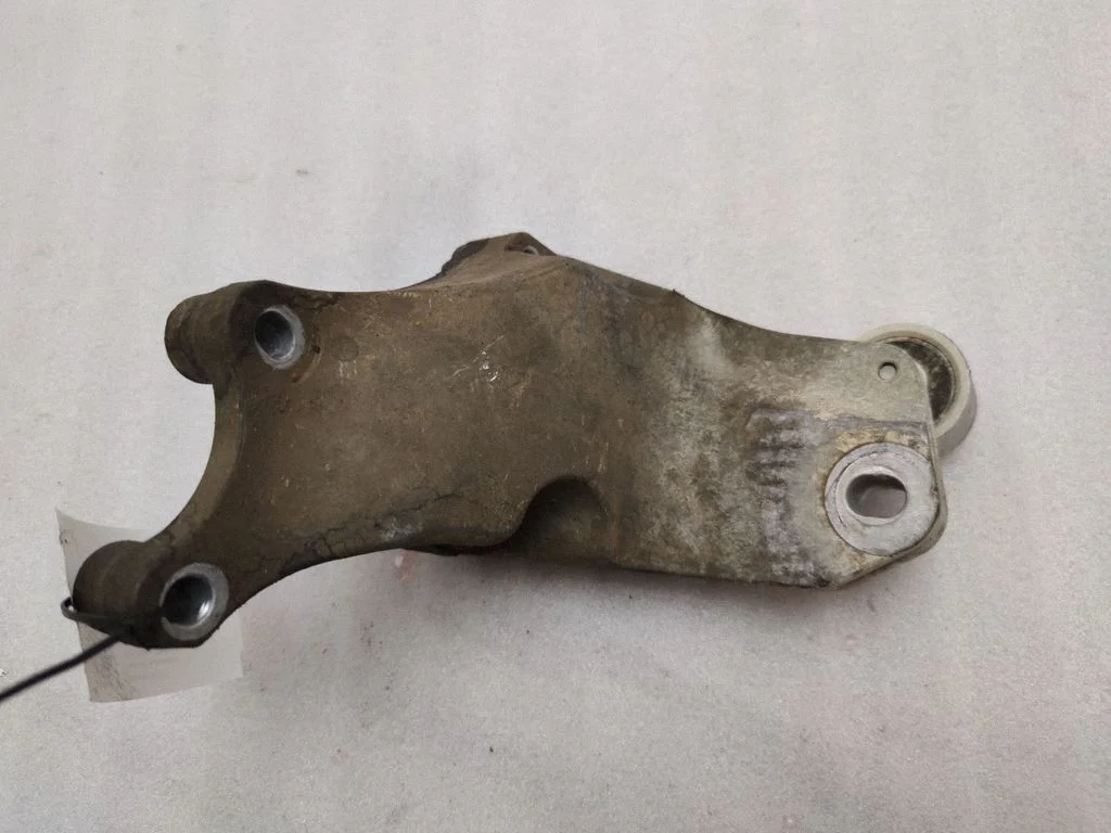 Engine mounting bracket X05302A