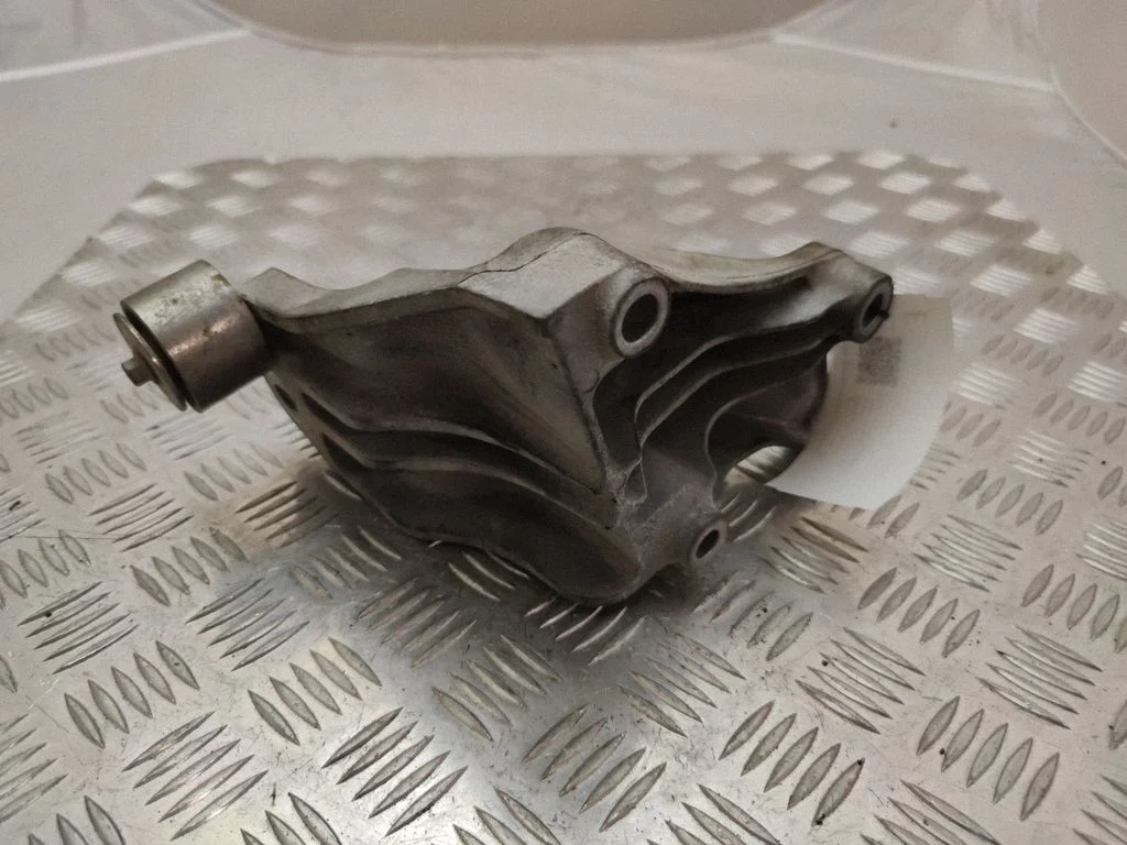 Engine mounting bracket X05302A