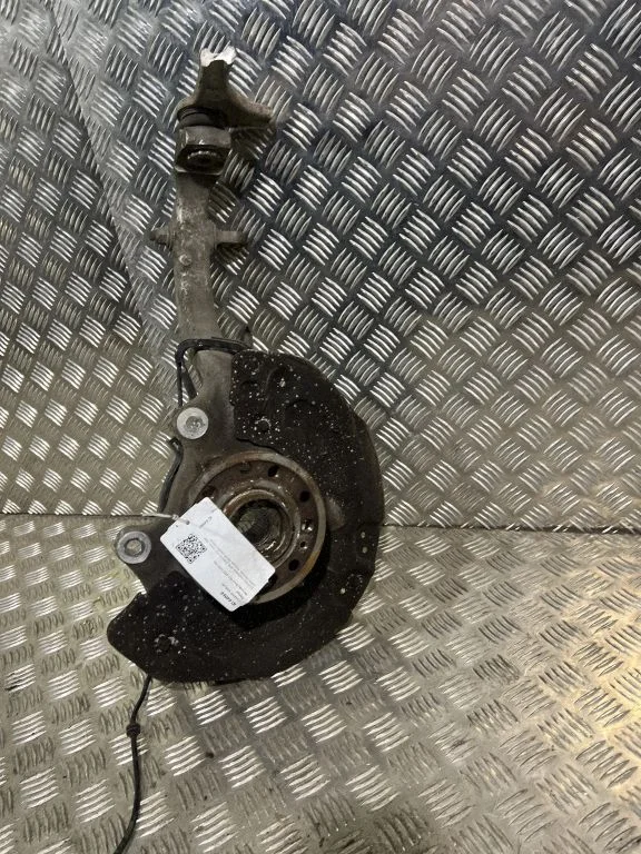 Front wheel hub – right
