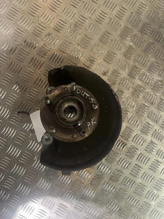 Front wheel hub – left