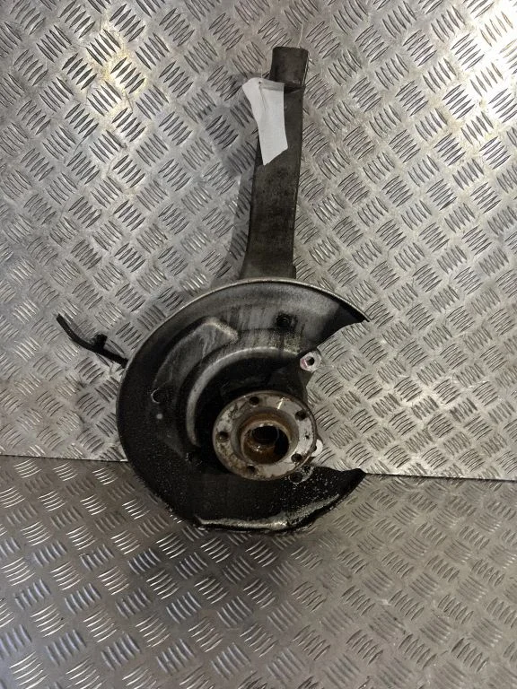 Front wheel hub – right